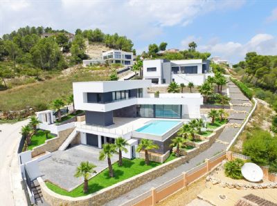 Newly built modern style villa for sale in Javea, in a quiet area surrounded by nature, infinity pool, large terraces and basement with possibilities to extend.