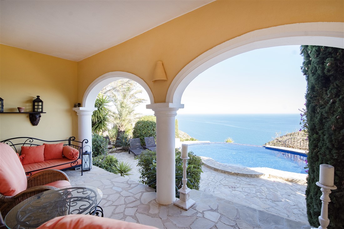 Villa en primera línea con excelentes vistas al mar, mucho espacio exterior, privacidad, jardín y piscina