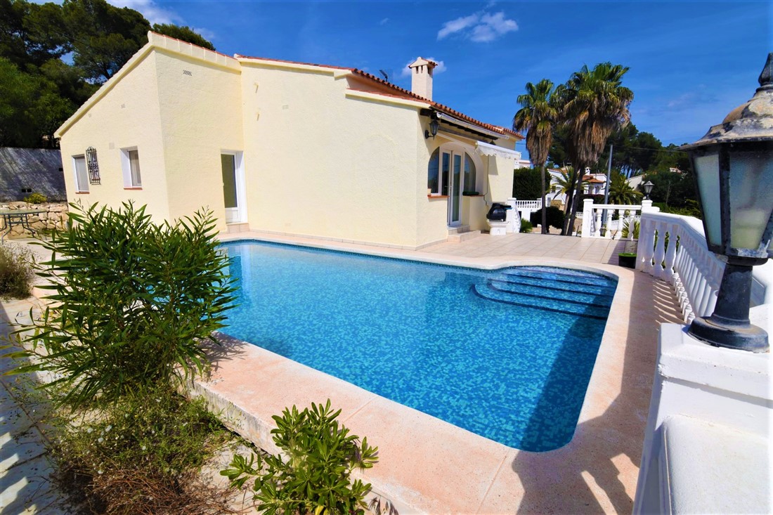 Se vende villa en La Fustera con piscina, terraza, vistas parciales al mar y a 1,3Km de la playa.