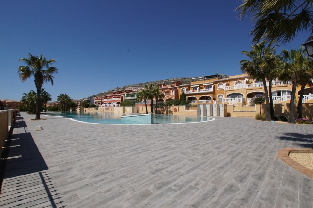Apartamento con terraza y piscina comunitaria en la urbanización Cumbre del Sol,  bien situado y con magnificas instalaciones deportivas y de ocio.