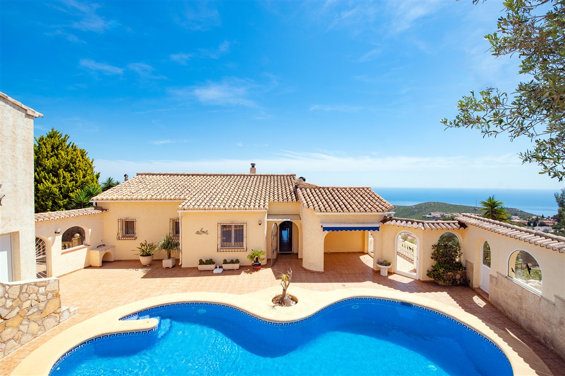 En venta villa con excelentes vistas al mar, piscina, jardín y garaje. Con varias terrazas y apartamento independiente.