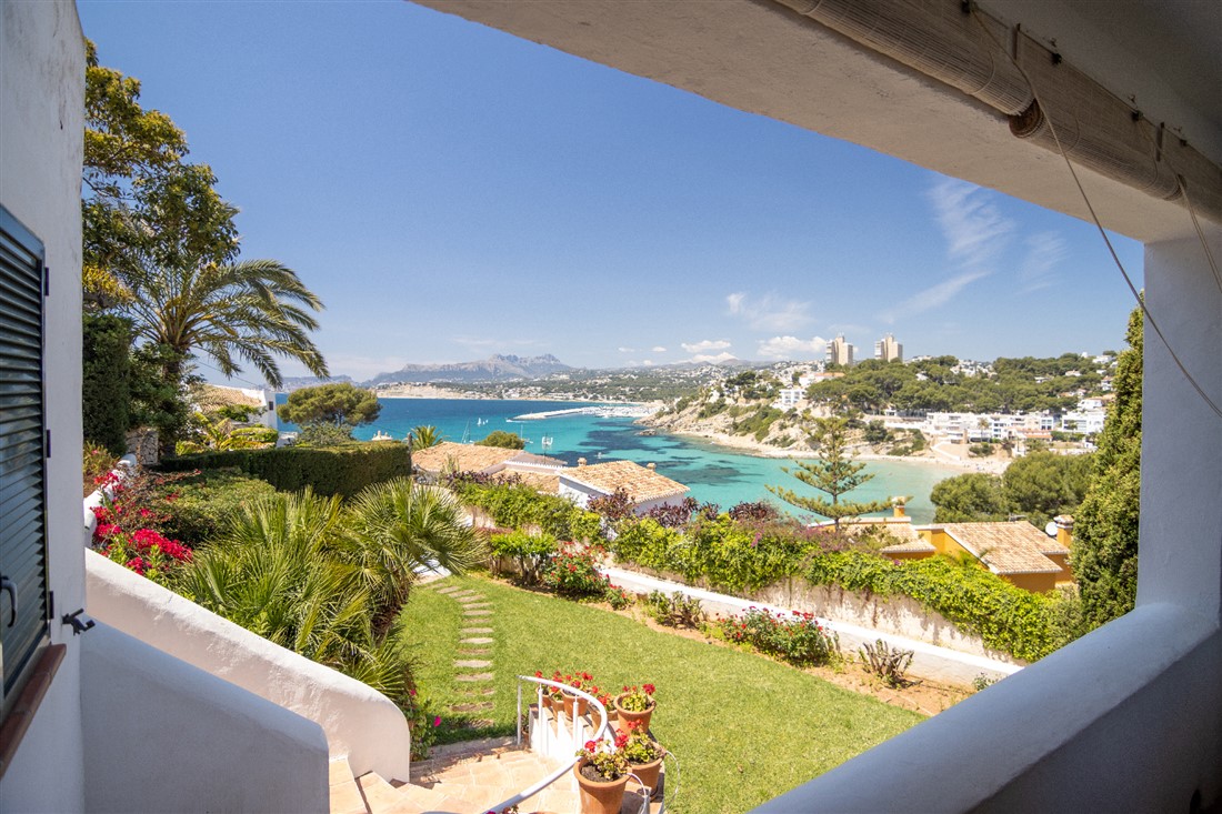 Se vende villa con excelentes vistas al mar, a 500m de la playa del Portet y con apartamento para invitados.