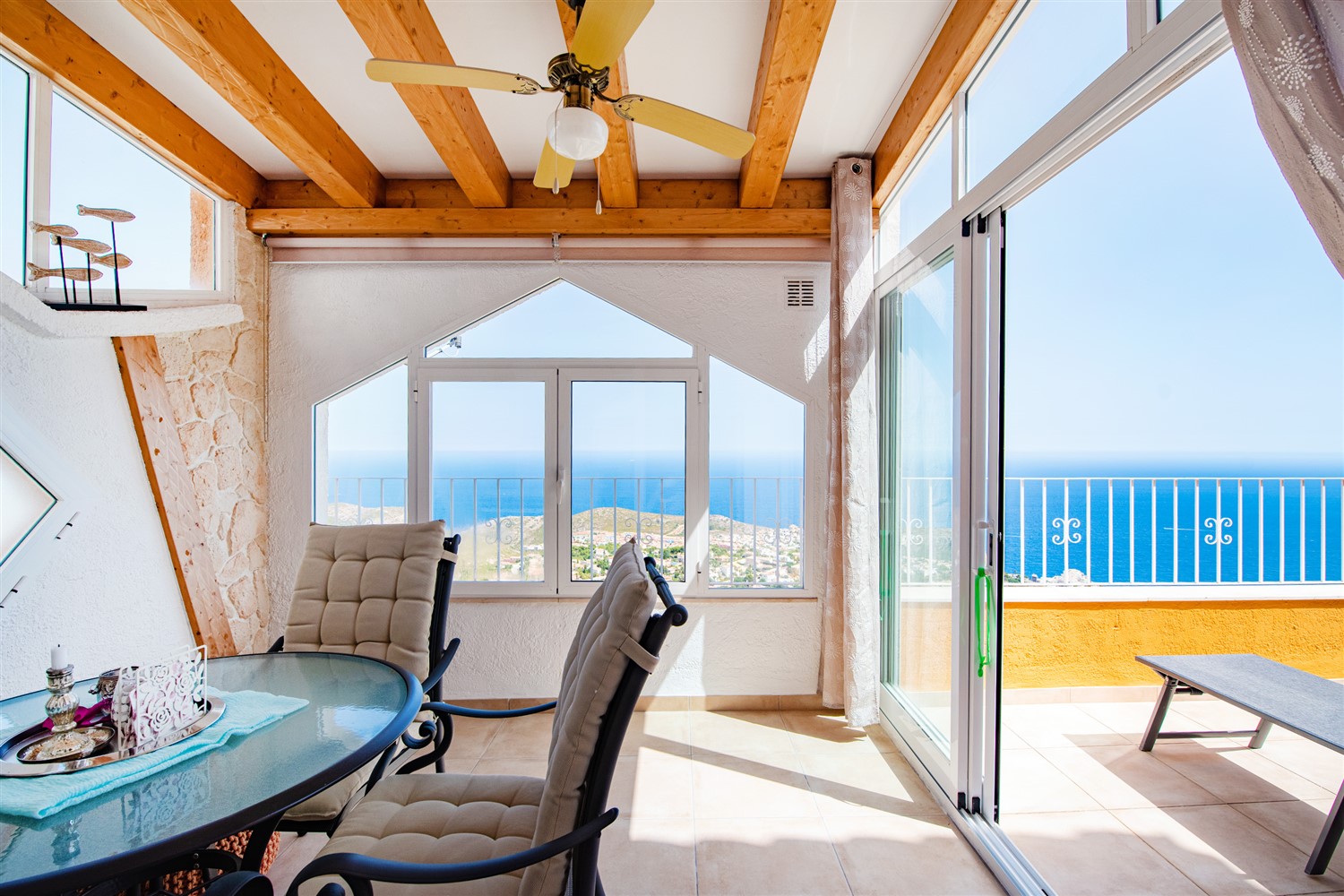 En venta apartamento con excelentes vistas al mar, aire acondicionado, terraza y piscina comunitaria