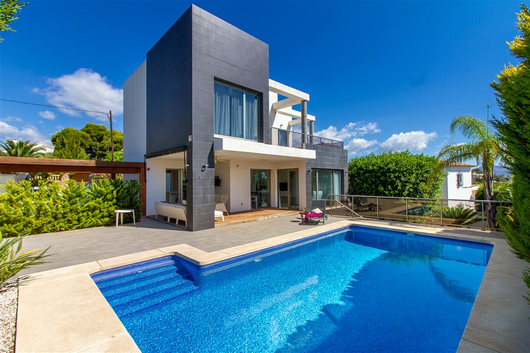 En venta villa de estilo moderno, cerca de la playa Calalga, en Calpe, con vistas al mar, piscina, jardín y cerca de todos los servicios.