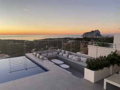 Villa de style moderne avec des finitions de luxe à Benissa Costa, dans le quartier de La Fustera. Exposée au sud avec vue sur la mer.