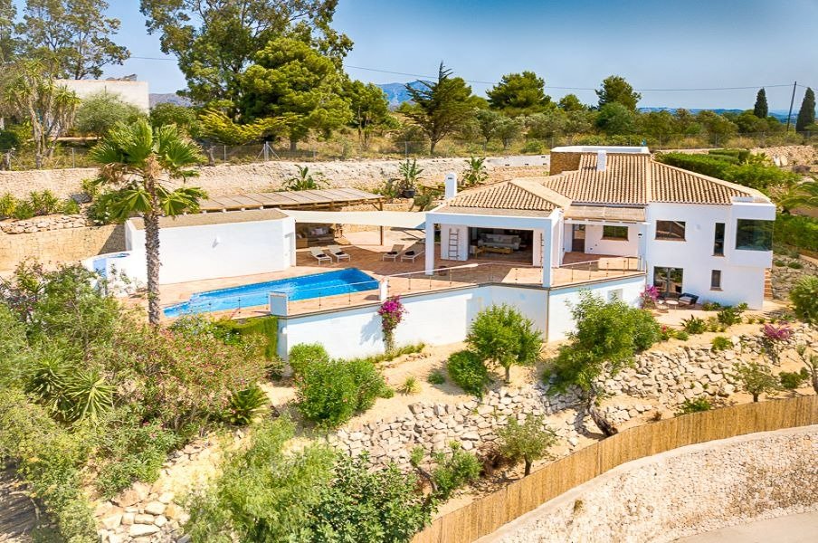 En venta villa con 4 dormitorios de estilo ibicenco con excelentes vistas al mar en Moraira en zona muy tranquila y privada. 