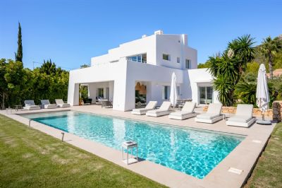 Villa de style Ibiza à Jávea. Lumineux, avec beaucoup d'intimité, une piscine chauffée et de belles vues.
