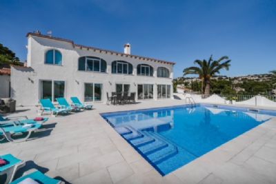 Spacious villa with sea views in Teulada-Moraira with the possibility of being a large family home or as a tourist business. 