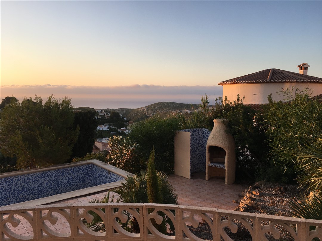Se vende villa de estilo mediterráneo para reformar en Cumbre del sol. Luminosa, con piscina privada, parking y vistas al mar.
