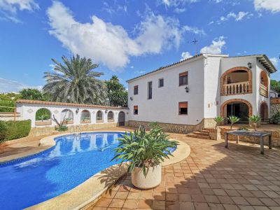 Villa avec un excellent emplacement dans une urbanisation exclusive à Moraira très proche du centre et de la plage. 