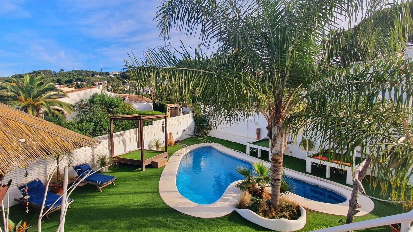 Charmante villa à vendre à Jávea, avec piscine, zone barbecue, garage et à 1Km de la plage Arenal.