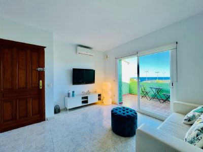 Se vende apartamento con vistas panorámicas al mar, cerca de todos los servicios de la urbanización, cerca de la cala moraig y con terraza y solarium