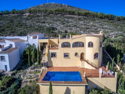 Very spacious villa with lots of natural light in Cumbre del Sol (Benitachell), Las Dalias area. Unbeatable sea views.