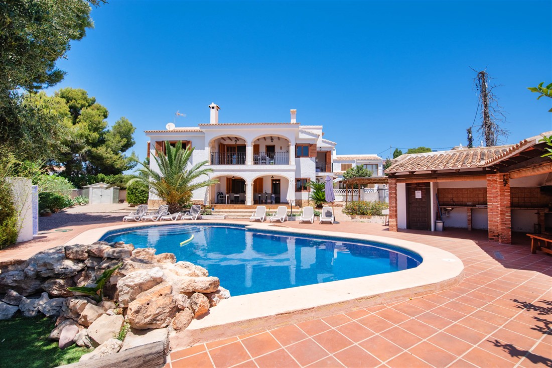 Mediterranean style villa for sale, close to the beach and amenities. With sea views, swimming pool and barbecue.