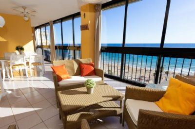 Front sea view apartment in the Arenal-Bol beach of Calpe, spacious and with a glazed terrace. Including closed garage.