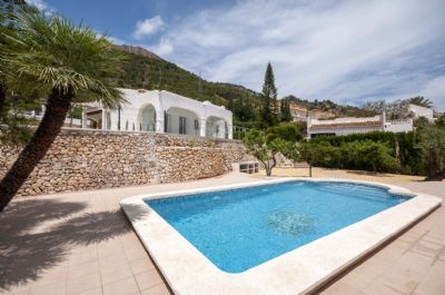 Villa de style Ibiza récemment rénovée à quelques mètres des plages de Calpe. Vue partielle sur la mer. Villa de plain-pied.
