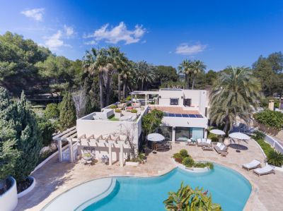 Fantastic villa with direct access to the beach in Moraira. Refurbished to the highest level of luxury and with panoramic sea and town views.