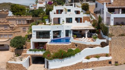Spacieuse villa de style méditerranéen avec vue panoramique sur la mer et à proximité de la plage de Portet à Moraira.