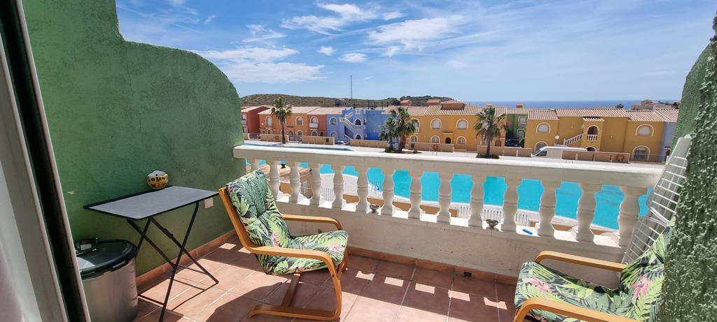 Apartment in front of the swimming pool. Close to amenities, with terrace, small garden and air conditioning.