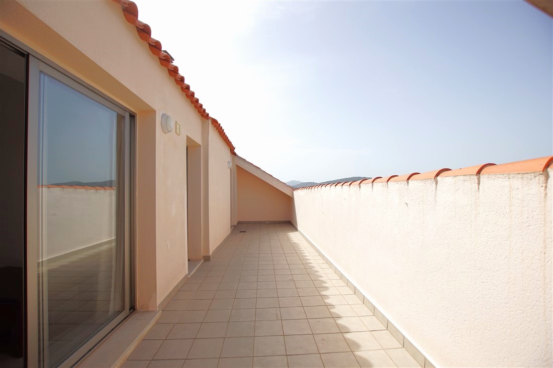 For sale apartment with terrace in the centre of Benisa. Close to amenities, with panoramic views, garage and storage room.