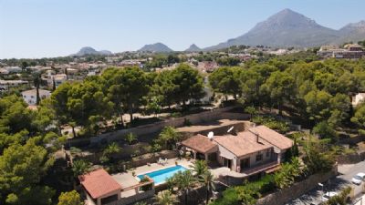 Villa de Ensueño con 4 Dormitorios en La Nucia: Privacidad y Comodidad Todo el Año ¡ Visítala y descubre su potencial !