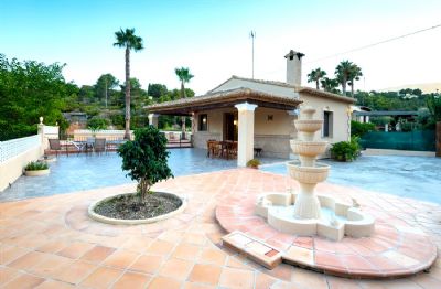 Country house in Calpe at a stone´s throw from the centre and the beaches. A dream come true for lovers of country life.