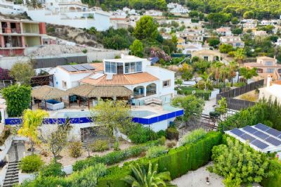 Villa in Calpe with 4 bedrooms and sea views. Located in a privileged area this villa has all the amenities you can imagine.