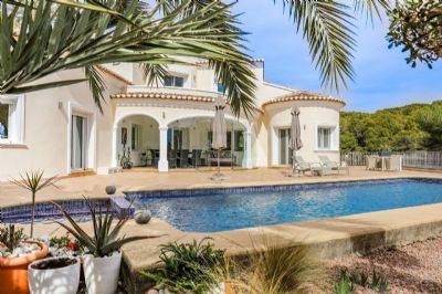 Modern villa in Benissa, excellent location only 1.2km from the sea. Villa with 252m2 and 4 bedrooms on a plot with spectacular views of 1000m2.