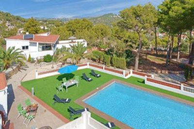 Completely renovated villa with sea views in Cucarres in Calpe, the villa of 240m2 and 5 bedrooms on a plot of 2000m2.