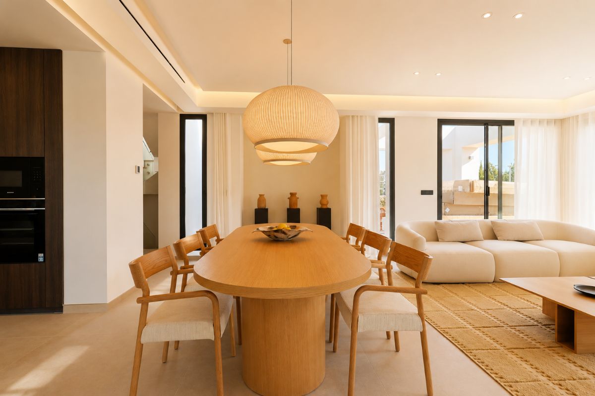 Descubre esta exclusiva villa completamente reformada, situada en una de las zonas residenciales mas cotizadas de Calpe.