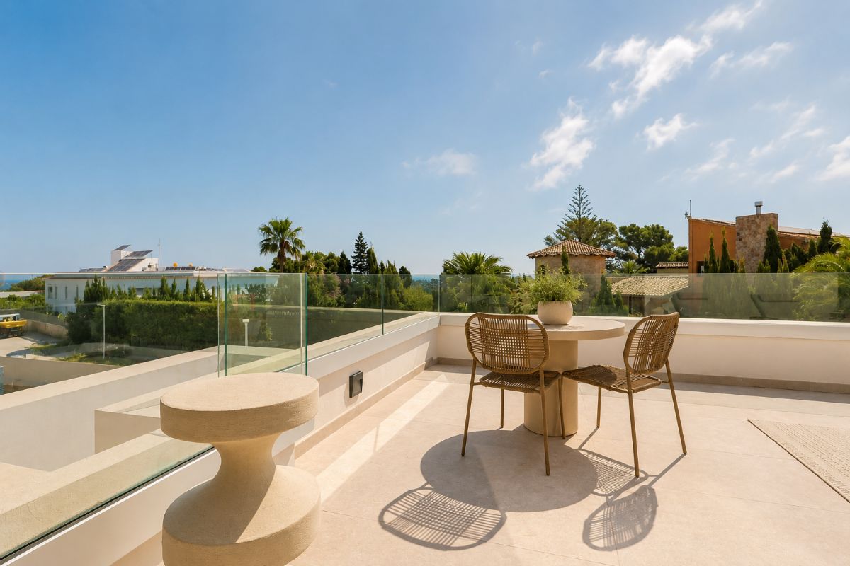 Descubre esta exclusiva villa completamente reformada, situada en una de las zonas residenciales mas cotizadas de Calpe.
