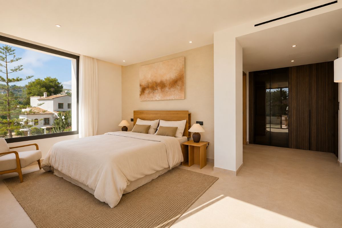 Descubre esta exclusiva villa completamente reformada, situada en una de las zonas residenciales mas cotizadas de Calpe.