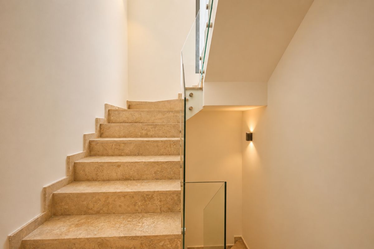 Descubre esta exclusiva villa completamente reformada, situada en una de las zonas residenciales mas cotizadas de Calpe.