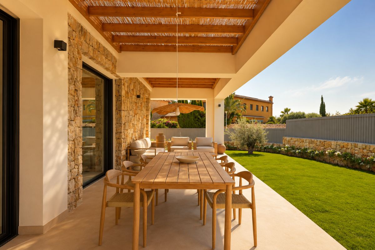 Descubre esta exclusiva villa completamente reformada, situada en una de las zonas residenciales mas cotizadas de Calpe.