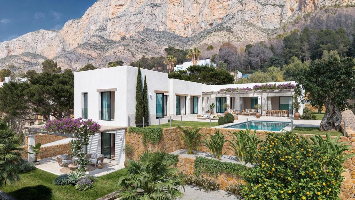 Villa de lujo de nueva construccion en venta en Javea
Descubre el lujo y la comodidad en esta exclusiva villa de nueva construccion, ubicada en una amplia parcela dentro de la prestigiosa urbanizacion El Garroferal, a solo 3 km del centro de Javea.