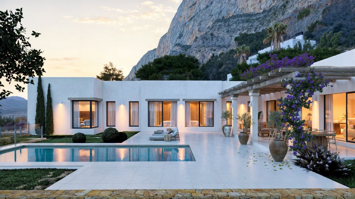 Villa de lujo de nueva construccion en venta en Javea
Descubre el lujo y la comodidad en esta exclusiva villa de nueva construccion, ubicada en una amplia parcela dentro de la prestigiosa urbanizacion El Garroferal, a solo 3 km del centro de Javea.
