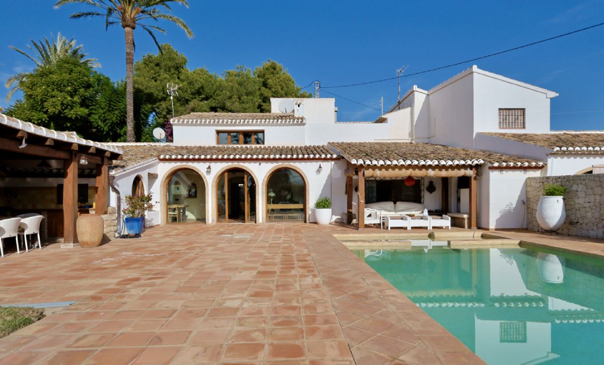 Finca con encanto mediterraneo a solo unos pasos del centro de Javea
Imagina vivir rodeado de naturaleza, con la paz del campo y la comodidad de tener todo lo que necesitas a escasos minutos.