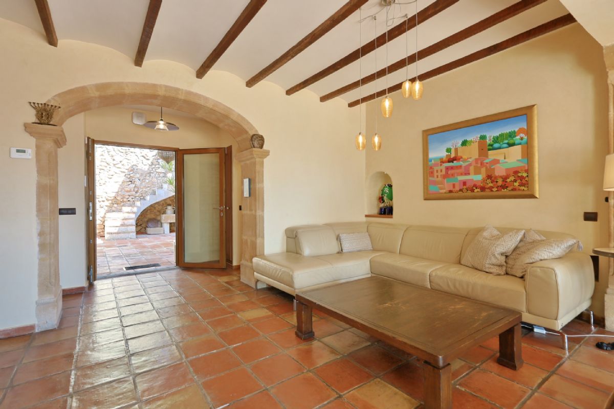 Finca con encanto mediterraneo a solo unos pasos del centro de Javea
Imagina vivir rodeado de naturaleza, con la paz del campo y la comodidad de tener todo lo que necesitas a escasos minutos.
