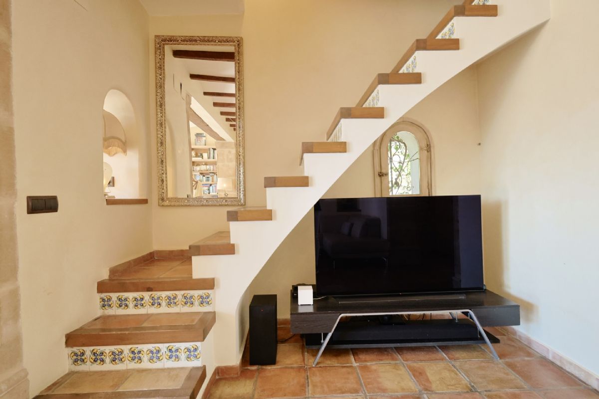 Finca con encanto mediterraneo a solo unos pasos del centro de Javea
Imagina vivir rodeado de naturaleza, con la paz del campo y la comodidad de tener todo lo que necesitas a escasos minutos.