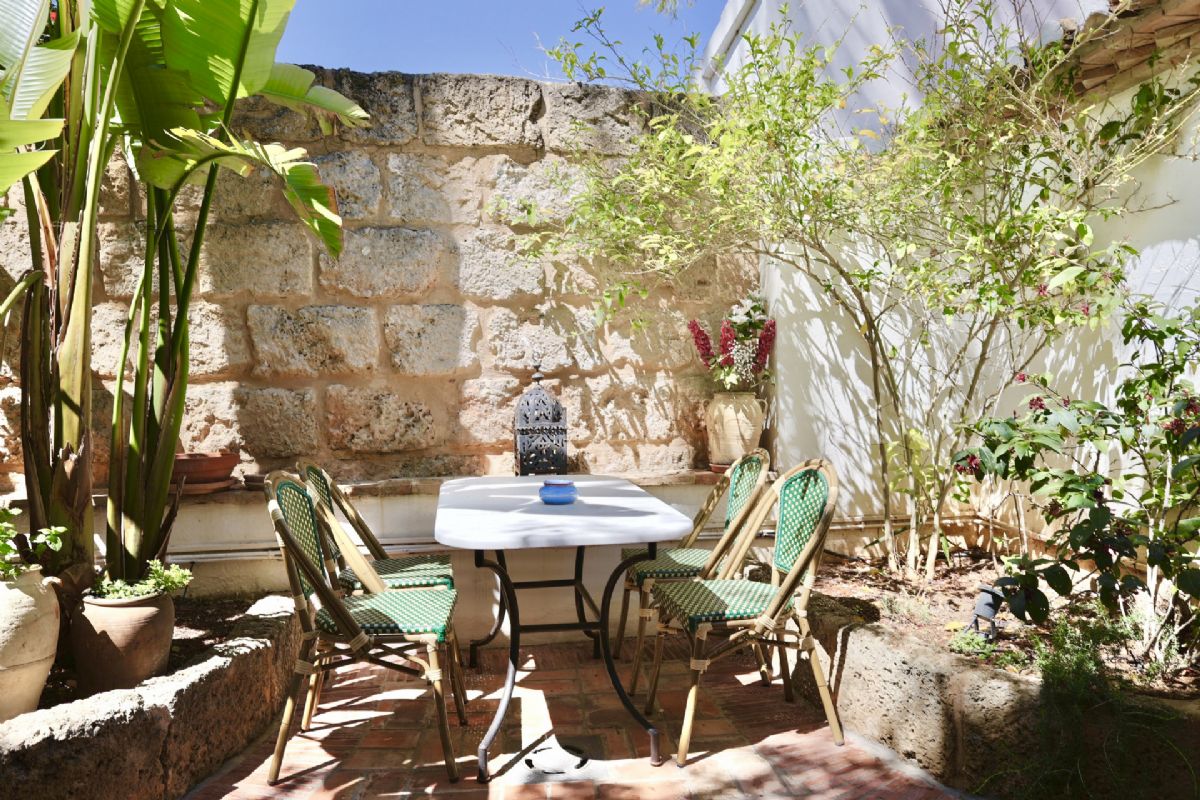 Finca con encanto mediterraneo a solo unos pasos del centro de Javea
Imagina vivir rodeado de naturaleza, con la paz del campo y la comodidad de tener todo lo que necesitas a escasos minutos.