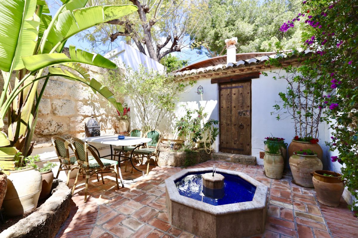 Finca con encanto mediterraneo a solo unos pasos del centro de Javea
Imagina vivir rodeado de naturaleza, con la paz del campo y la comodidad de tener todo lo que necesitas a escasos minutos.