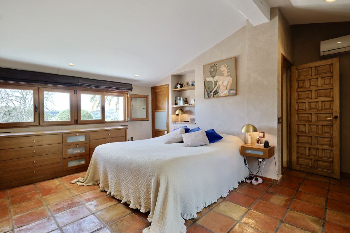 Finca con encanto mediterraneo a solo unos pasos del centro de Javea
Imagina vivir rodeado de naturaleza, con la paz del campo y la comodidad de tener todo lo que necesitas a escasos minutos.