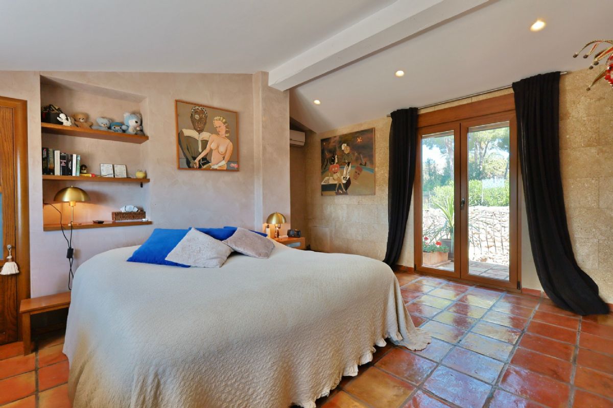 Finca con encanto mediterraneo a solo unos pasos del centro de Javea
Imagina vivir rodeado de naturaleza, con la paz del campo y la comodidad de tener todo lo que necesitas a escasos minutos.