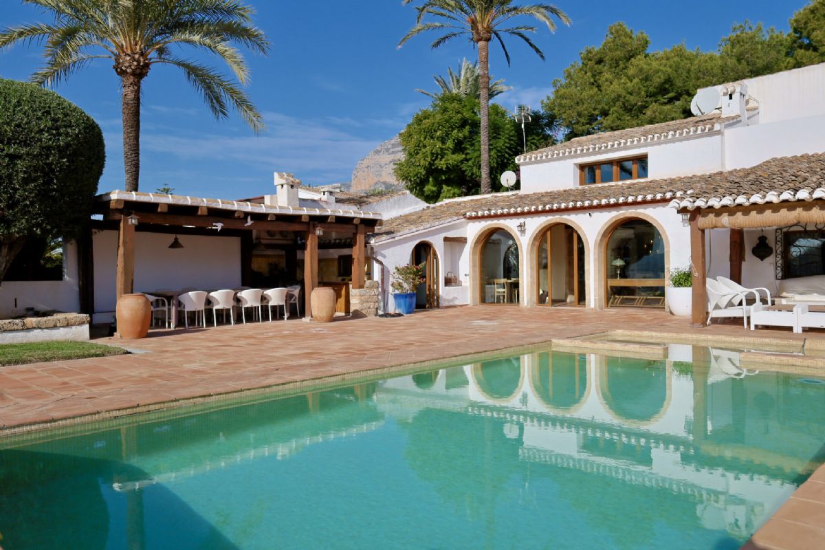 Finca con encanto mediterraneo a solo unos pasos del centro de Javea
Imagina vivir rodeado de naturaleza, con la paz del campo y la comodidad de tener todo lo que necesitas a escasos minutos.
