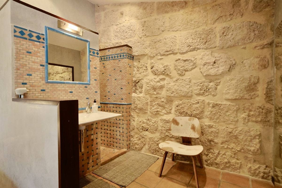 Finca con encanto mediterraneo a solo unos pasos del centro de Javea
Imagina vivir rodeado de naturaleza, con la paz del campo y la comodidad de tener todo lo que necesitas a escasos minutos.