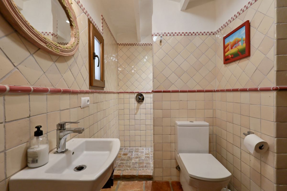 Finca con encanto mediterraneo a solo unos pasos del centro de Javea
Imagina vivir rodeado de naturaleza, con la paz del campo y la comodidad de tener todo lo que necesitas a escasos minutos.