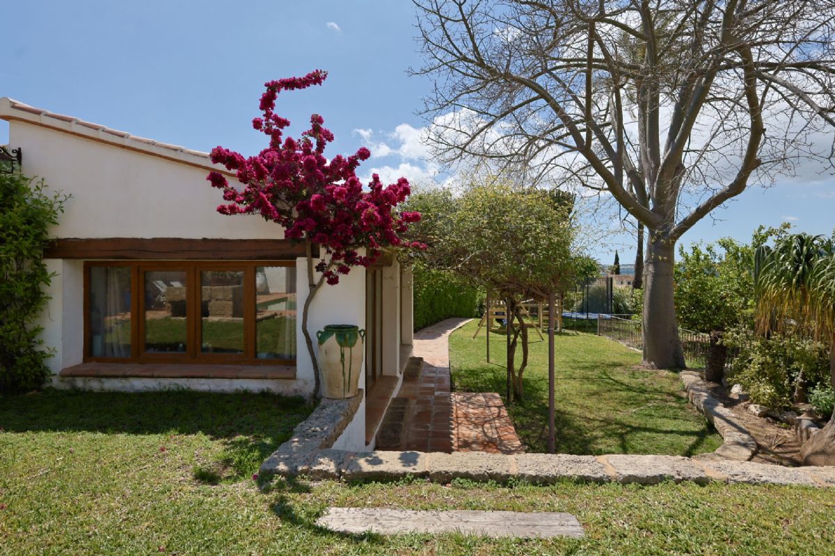 Finca con encanto mediterraneo a solo unos pasos del centro de Javea
Imagina vivir rodeado de naturaleza, con la paz del campo y la comodidad de tener todo lo que necesitas a escasos minutos.