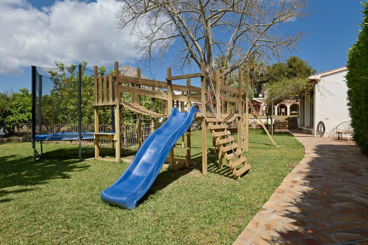 Finca con encanto mediterraneo a solo unos pasos del centro de Javea
Imagina vivir rodeado de naturaleza, con la paz del campo y la comodidad de tener todo lo que necesitas a escasos minutos.