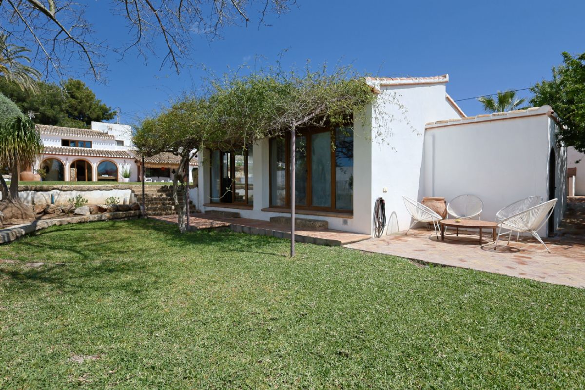Finca con encanto mediterraneo a solo unos pasos del centro de Javea
Imagina vivir rodeado de naturaleza, con la paz del campo y la comodidad de tener todo lo que necesitas a escasos minutos.