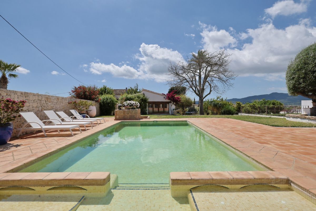 Finca con encanto mediterraneo a solo unos pasos del centro de Javea
Imagina vivir rodeado de naturaleza, con la paz del campo y la comodidad de tener todo lo que necesitas a escasos minutos.